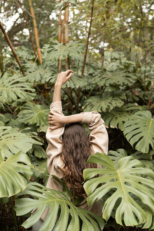 medium-shot-woman-with-monstera-plant