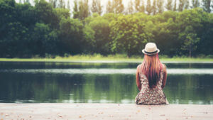 femme assise au bord d'une rivière meditation hypnose